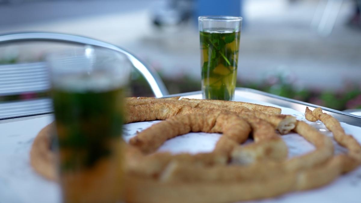 Té con hierbabuena y churros en una terraza de Melilla